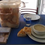 Yoghurtsuppe mit typischenBrotkorb