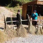 Besenverkäuferinnen am Straßenrand