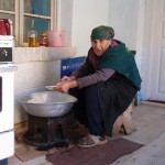 Oma beim Brot machen