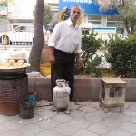 Straßenverkäufer mit Kartoffel-Ei-Brot