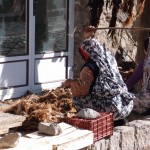 Frauen in Kandovan beim Fellschlagen