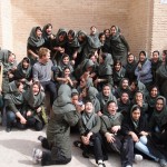 Paul umringt von Schulmädchen